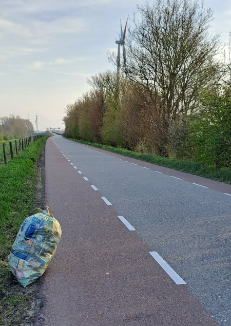schone berm parallelweg haringvlietbrug. opgeruimd 1 zak blikjes