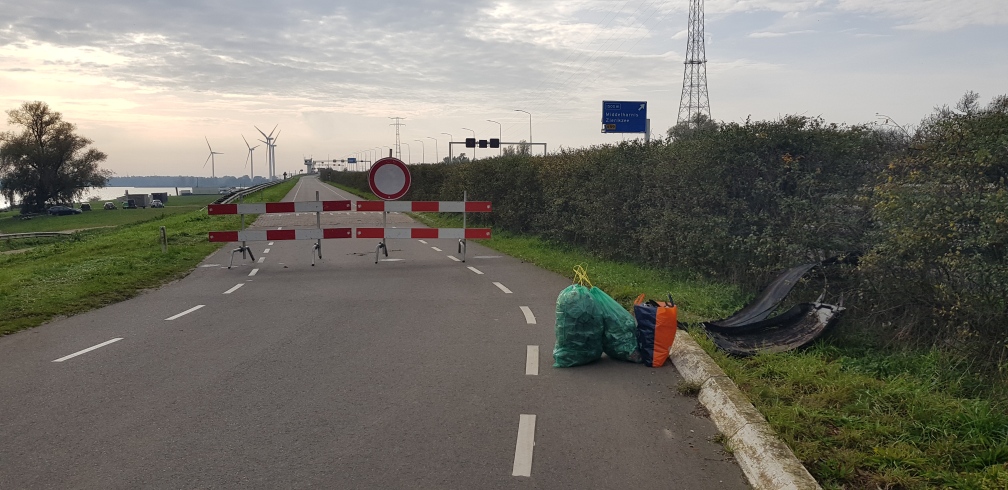 schone berm A29 snelweg 8-11-2020 12.47 uur. opgeruimd 2 zakken plastic en 1 zak rest afval en 1 vrachtwagen band en spatbord