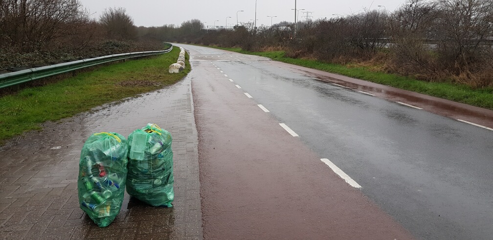 schone berm Hellegatsplein 10-3-2021 16.30 uur. opgeruimd 2 zakken plastic vooral blikjes bier en energydrink