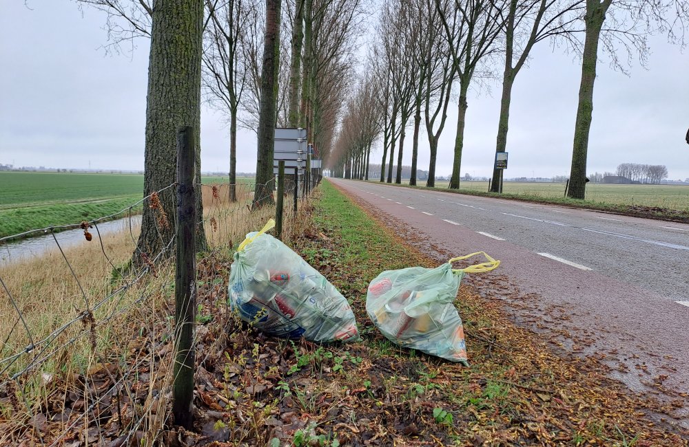 schone berm strijen dijk. opgeruimd 1,5 zakken blikjes
